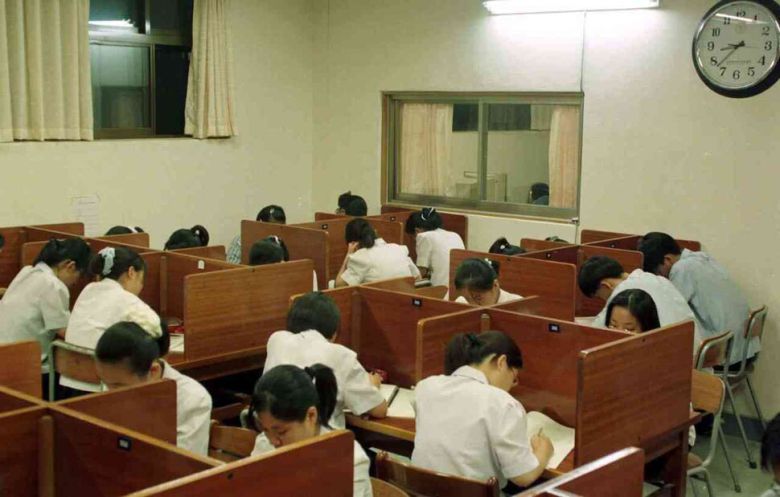 1980년대와 90년대의 고등학생들은 밤늦게까지 학교에 남아 야간자율학습을 했다. 이런 모습이 사라진 이유는 학생들이 입시지옥에서 해방되었기 때문이 아니다. 학생들이 밤늦게 학원을 다녀야 하기 때문이었다. 서울 강남의 어느 고등학교에서 학생들이 야간자율학습을 하는 모습이 1999년 <한겨레>에 실렸다.