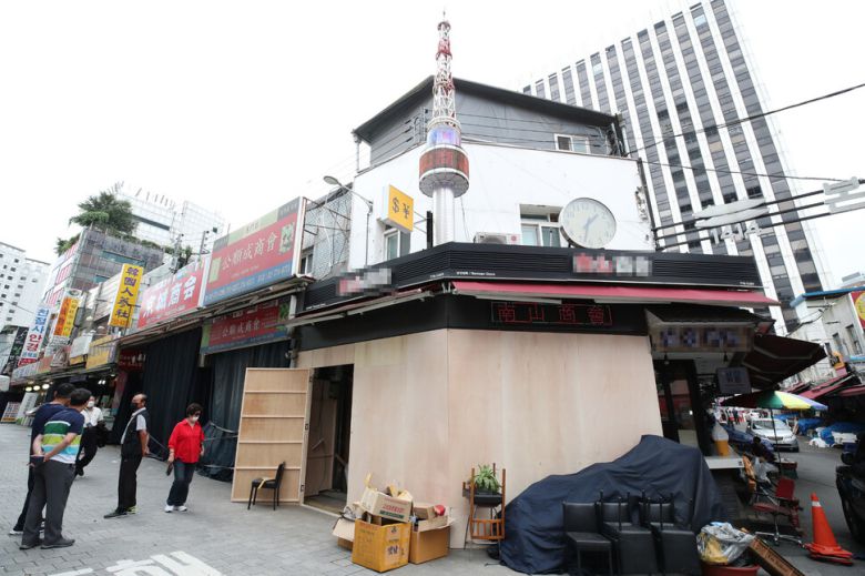 6일 오후 서울 중구 남대문시장에 한 상점이 철거작업을 하고 있다. 3대째 가게를 이어오고 있는 상점 주인은 매출이 줄어 다른 업종으로 바꿀 예정이라고 밝혔다. 백소아 기자 thanks@hani.co.kr