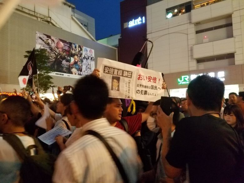 지난해 7월20일 저녁 도쿄 아키하바라역에서 열린 자민당 참의원 선거 유세 현장에서 한 시민이, 아베 신조 총리 1차 정권 때인 2007년 사임 당시의 소식을 전한 신문기사를 스크랩한 손팻말을 들고 있는 모습. <한겨레> 자료사진