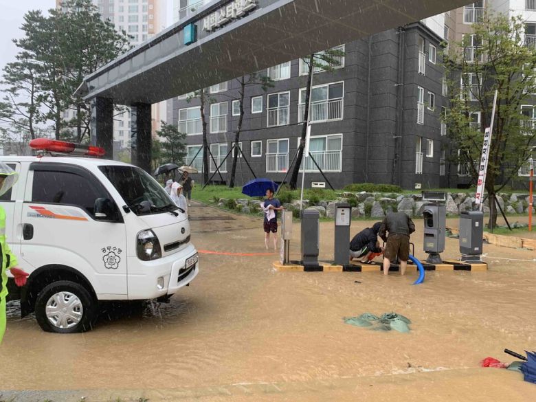 태풍 ‘하이선’의 영향으로 많은 비가 쏟아지면서 강원도 삼척에서 40대 남성이 실종되고 도로 곳곳이 침수돼 차량이 통제되는 등 피해가 잇따르고 있다. 강원도소방본부 제공