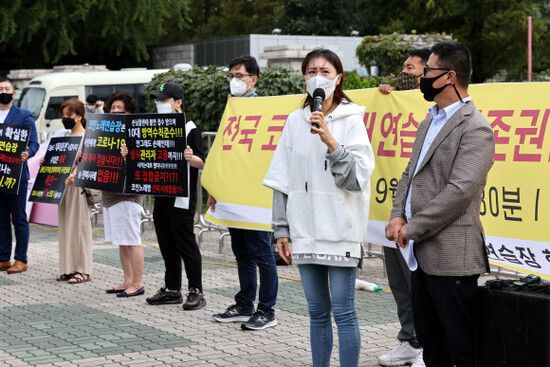 9일 오후 서울 영등포구 국회 앞에서 한국코인노래연습장협회가 연 기자회견에서 코인노래연습장 업주들이 코로나19로 인한 집합금지명령으로 생존권을 위협받고 있다며 대책마련을 촉구하고 있다. 연합뉴스