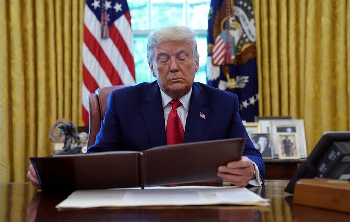 도널드 트럼프 미국 대통령이 17일(현지시각) 핀란드 국립박물관에 소장되어 있던 미국 고대 원주민 유해와 유물 반환 기념식에서 관련 서적을 보고 있다. 워싱턴/로이터 연합뉴스