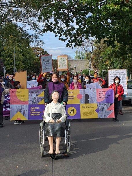 13일(현지시각) 독일 베를린에서 현지 주민과 교민 등 300여명이 ‘평화의 소녀상’ 철거명령에 항의하며 미테구청까지 거리행진을 하고 있는 모습. 베를린/남은주 통신원