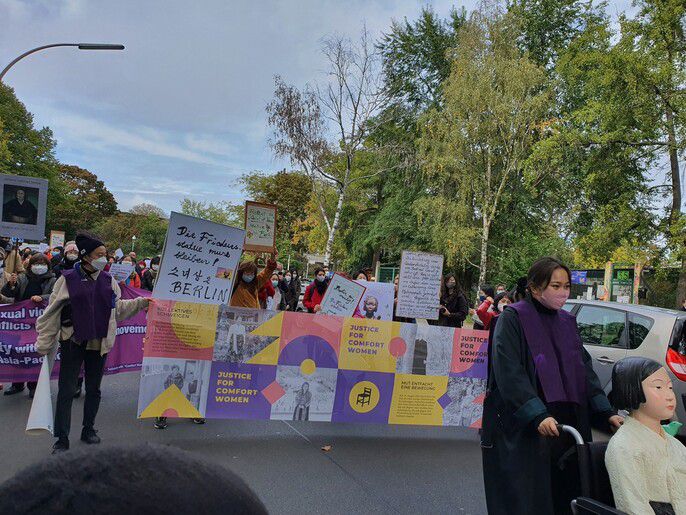 13일(현지시각) 독일 베를린에서 현지 주민과 교민 등 300여명이 ‘평화의 소녀상’ 철거명령에 항의하며 미테구청까지 거리행진을 하고 있는 모습. 베를린/남은주 통신원