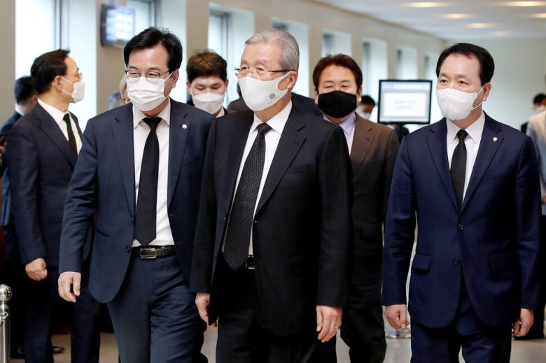 김종인 국민의힘 비상대책위원장이 26일 오후 고 이건희 삼성그룹 회장 빈소가 마련된 서울 강남구 삼성서울병원 장례식장을 찾아 조문을 마친 후 나서고 있다. 공동취재사진