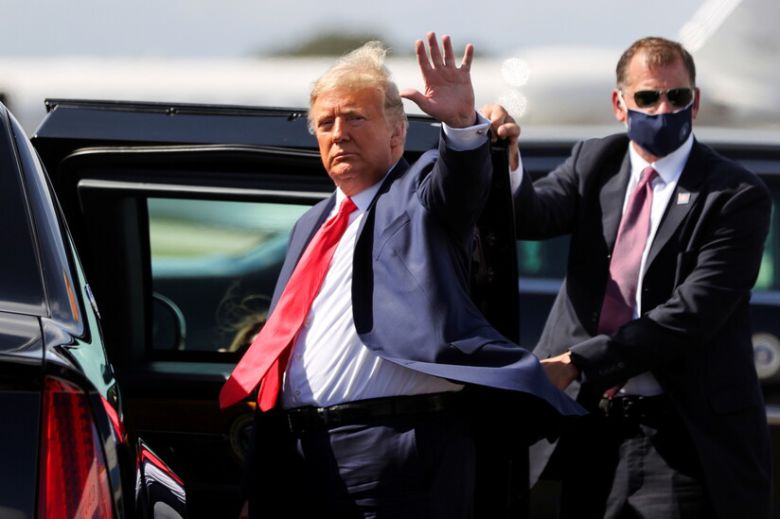 도널드 트럼프 미국 대통령이 29일(현지시각) 플로리다주 탬파에서 열릴 유세에 앞서 차량에 탑승하면서 손을 흔들고 있다. 플로리다주/로이터 연합뉴스