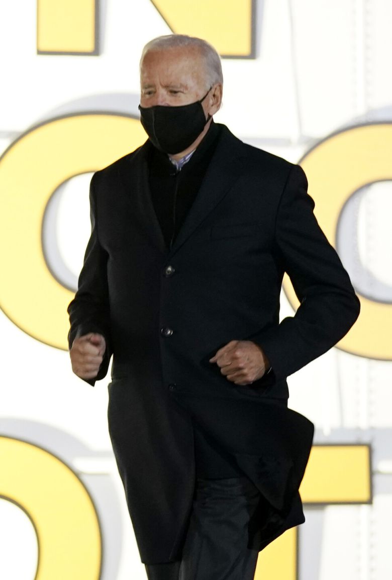민주당 대선 후보인 조 바이든 전 부통령이 10월31일(현지시각) 미시간주 디트로이트 유세 현장에 마스크를 쓴 채 등장하고 있다. 디트로이트/AP 연합뉴스