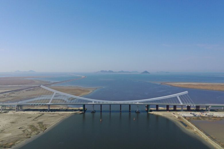 새만금 동서도로와 십자형으로 교차하는 남북도로의 만경대교(가칭)의 모습.