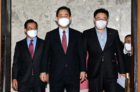 주호영 국민의힘 원내대표(가운데)와 이종배 정책위의장(왼쪽), 김성원 원내수석부대표 등이 24일 오전 국회에서 열린 원내대책회의에 입장하고 있다. 연합뉴스