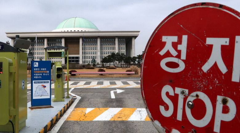 29일 오전 서울 여의도 국회 본관 전경. 2021년도 예산안 법정 처리 시한이 사흘 앞으로 다가왔지만 3차 재난지원금의 재원 마련 방법 등을 놓고 더불어민주당과 국민의힘이 이견을 좁히지 못하고 있다. 김경호 선임기자 jijae@hani.co.kr