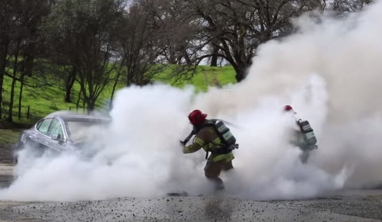 미국 응급구조대원들의 전기차 화재 진압 훈련 영상. 유튜브 갈무리(https://www.youtube.com/watch?v=8n5Wf7TlGrU&feature=youtu.be)