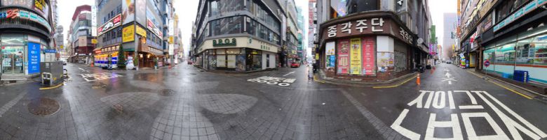 코로나19 일일 신규 확진자가 1000명을 넘어선 13일 낮 서울 종로구 종각역 인근 먹자골목이 점심시간임에도 한산한 모습을 보이고 있다. 파노라마 기능으로 찍었다. 백소아 기자 thanks@hani.co.kr