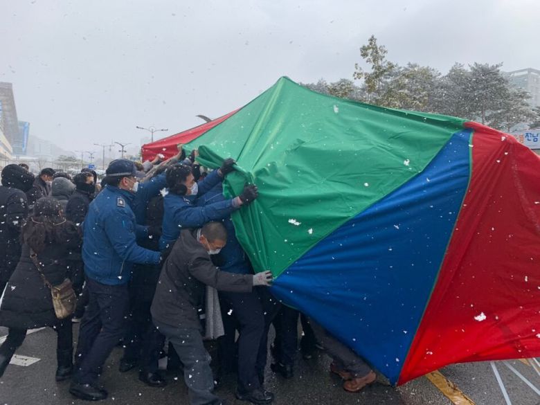 농민들이 14일 전남도청 앞에 농성용 천막을 치려 하자 청원경찰이 제지하고 있다. 전국농민회총연맹 광주전남연맹 제공