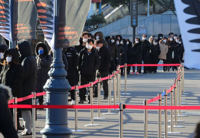 15일 오전 서울역 광장에 마련된 코로나19 임시 선별검사소에서 길게 늘어선 시민들이 검사를 받고 있다. 연합뉴스.