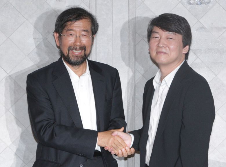 2011년 9월 당시, 안철수 서울대 융합과학기술대학원장이 서울 세종로 광화문아띠 수피아홀에서 열린 기자회견에서 박원순 변호사의 서울시장 선거 출마를 지원한다고 밝힌 뒤 악수를 나누고 있다. 이정우 선임기자 woo@hani.co.kr