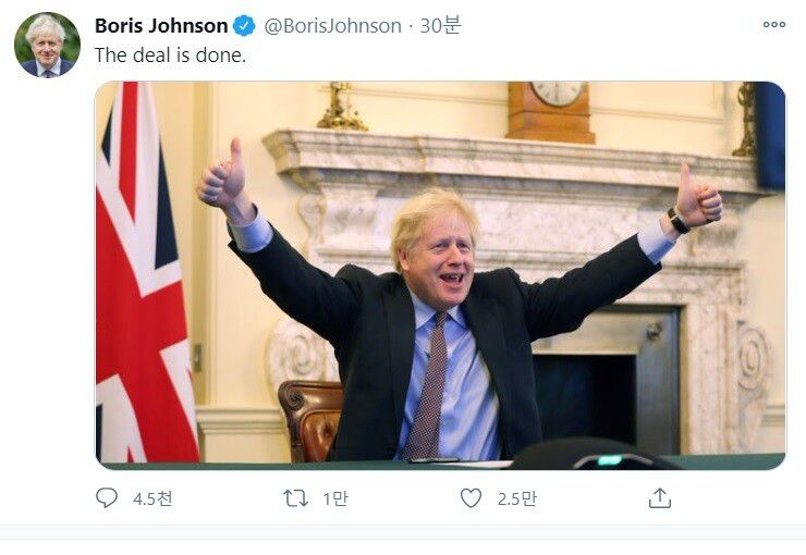 영국과 유럽연합(EU)이 브렉시트(영국의 유럽연합 탈퇴) 전환 기간 종료를 일주일여 앞둔 시점에서 극적으로 무역 협상 타결을 한 24일 보리스 존슨 영국 총리가 트위터에 환호하는 자신의 사진과 함께 “협상 타결”라는 글을 올렸다. 트위터 갈무리