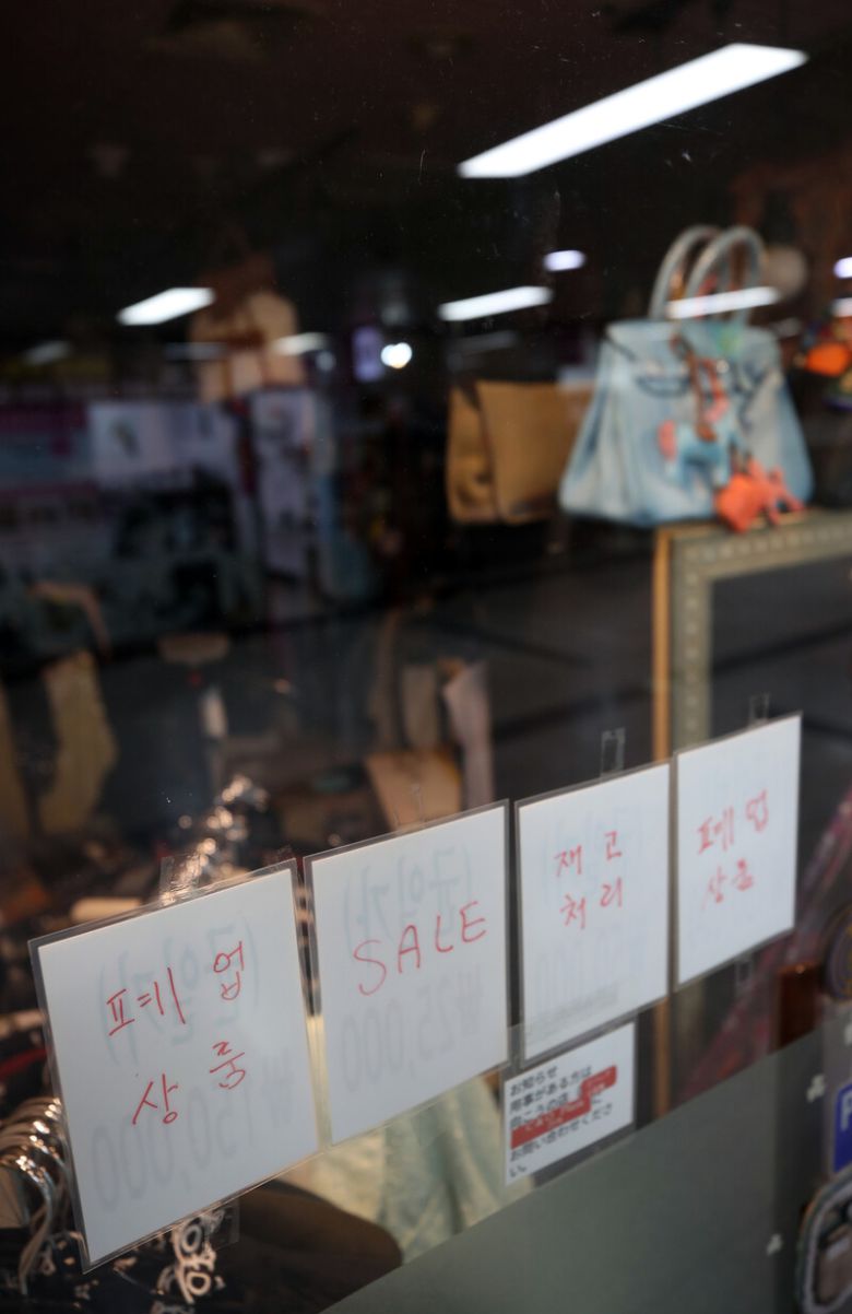 서울 명동 인근 지하상가 한 가게에 지난 27일 세일 안내문이 붙어 있다. 연합뉴스.