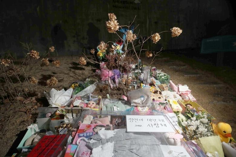 생후 16개월 만에 양부모의 학대로 숨진 정인이가 안치된 경기도 양평군 하이패밀리 안데르센 공원묘원에 4일 오후 시민들의 추모 메시지와 꽃, 인형 등이 놓여 있다. 양평/박종식 기자 anaki@hani.co.kr