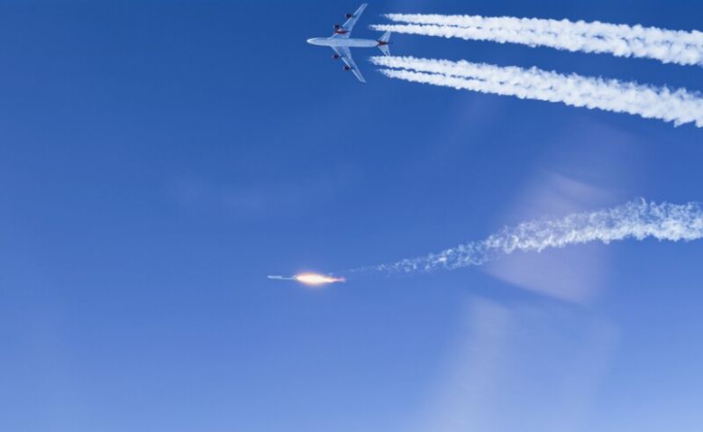 항공기에서 분리된 직후 엔진을 점화하는 런처원 로켓. 버진 오빗 트위터