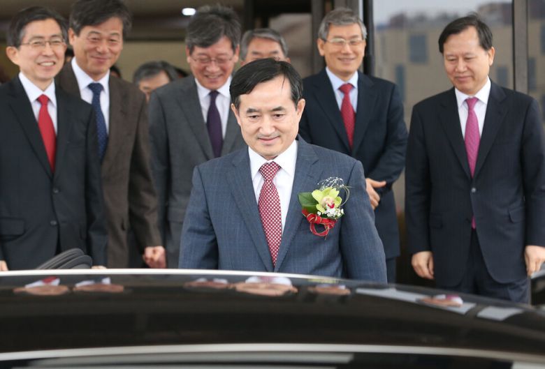 2015년 2월17일 임기를 마친 신영철 대법관이 퇴임식이 끝난 뒤 서울 서초구 대법원을 나서고 있다. 2019년 사법농단 의혹으로 기소된 박병대 대법관(맨 오른쪽)과 고영한 대법관(오른쪽 둘째)이 신 대법관을 배웅하고 있다. 연합뉴스