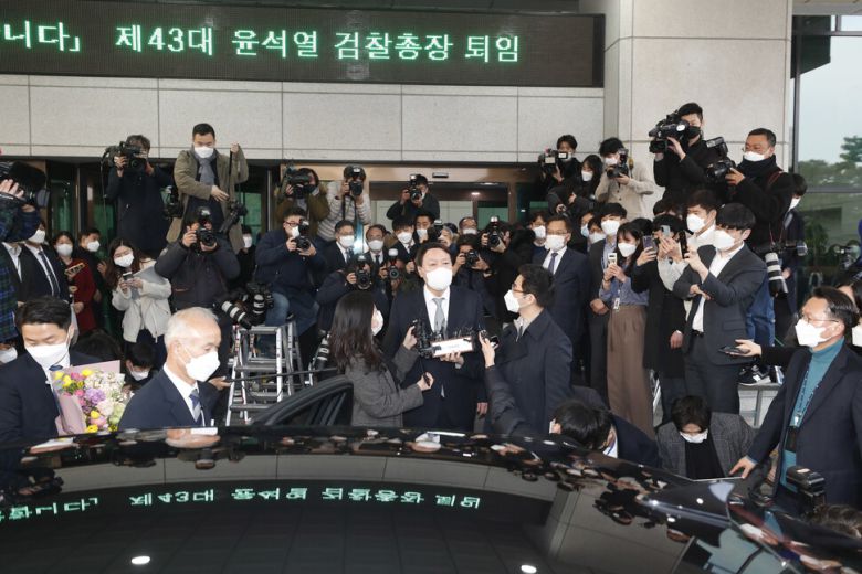 문재인 대통령이 윤석열 검찰총장의 사의를 수용한 4일 저녁 서울 서초구 대검찰청 들머리에서 윤총장이 퇴임식을 마치고 차에 오르고 있다. 김혜윤 기자 unique@hani.co.kr