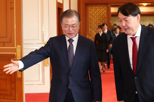 문재인 대통령이 지난 2019년 7월25일 오전 청와대 본관 충무실에서 윤석열 신임 검찰총장에게 임명장을 준 뒤 환담을 하러 이동하고 있다. 김정효 기자 hyopd@hani.co.kr