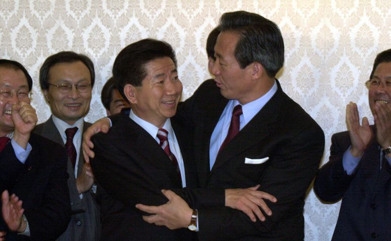 노무현 민주당 대통령 후보와 정몽준 국민통합21 후보가 2002년 11월16일 새벽 서울 국회 귀빈식당에서 후보 단일화를 위한 회담 결과를 발표한 뒤 껴안고 있다. 이종근 기자 root@hani.co.kr