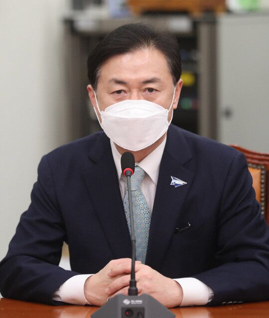 김영춘 부산시장 보궐선거 더불어민주당 후보가 9일 오전 서울 여의도 국회에서 열린 공천장 수여식에서 인사말을 하고 있다. 공동취재사진