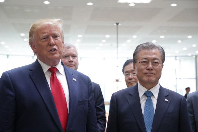 도널드 트럼프 미국 대통령은 한국에 현재보다 5배 많은 방위비 분담금을 요구했다. 이번 협상 결과는 트럼프 행정부 시절 합의됐던 틀을 극복하지 못한 결과로 보인다. <한겨레> 자료사진