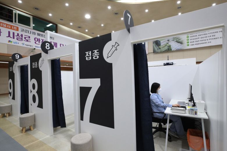 4월1일 개소할 예정인 성동구청 3층 대강당에 문을 열 성동구 코로나19 백신 예방접종센터의 모습. 김봉규 선임기자 bong9@hani.co.kr