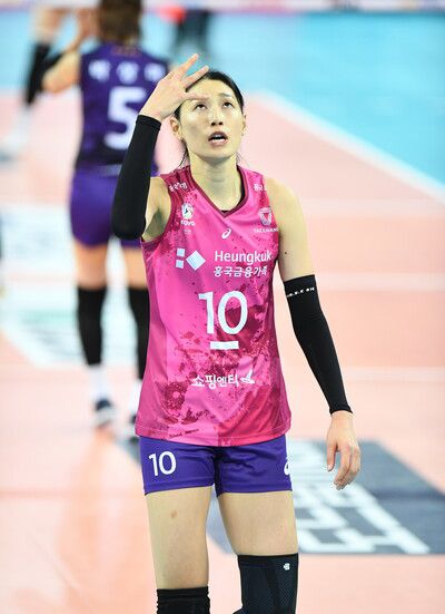 18일 인천 계양체육관서 열린 브이리그 여자부 플레이오프 1차전에서 흥국생명의 김연경이 공격에 성공한 뒤 세리머니를 하고 있다. 한국배구연맹 제공