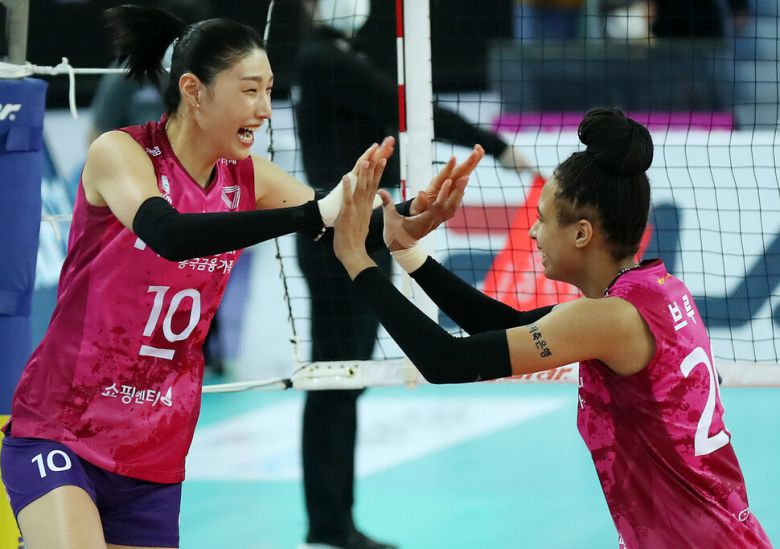 흥국생명 핑크스파이더스 김연경(왼쪽)이 24일 인천 계양체육관에서 열린 2020~2021 V리그 여자부 플레이오프 3차전에서 아이비케이(IBK)기업은행 알토스를 꺾은 뒤 팀 동료 브루나와 기뻐하고 있다. 연합뉴스