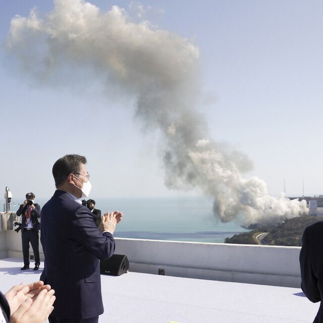 문재인 대통령이 25일 오후 전남 고흥군 나로우주센터에서 누리호 1단 종합연소시험을 참관한 뒤 박수치고 있다. 연합뉴스