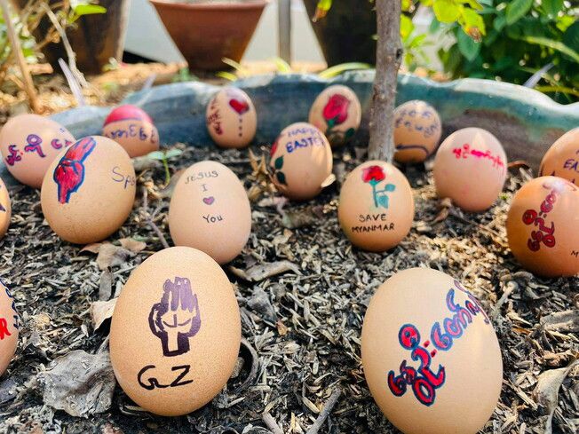 3일 미얀마 만달레이 시민들이 만든 부활절 계란. 세 손가락 경례와 미얀마를 구해달라는 내용 등이 담겨 있다. 만달레이/로이터 연합뉴스