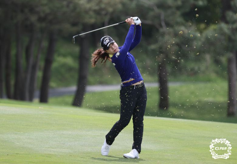 이소미가 10일 제주도 서귀포시 롯데스카이힐 컨트리클럽에서 열린 KLPGA 롯데칸타타 3라운드 3번홀에서 아이언샷을 하고 있다. KLPGA 제공
