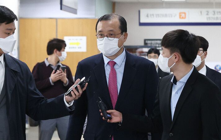 사법행정권을 남용해 재판에 개입한 혐의로 기소돼 1심에서 무죄를 선고받고 탄핵 소추된 임성근 전 부장판사가 20일 오후 서울중앙지법에서 열린 항소심 4회 공판에 출석하고 있다. 연합뉴스