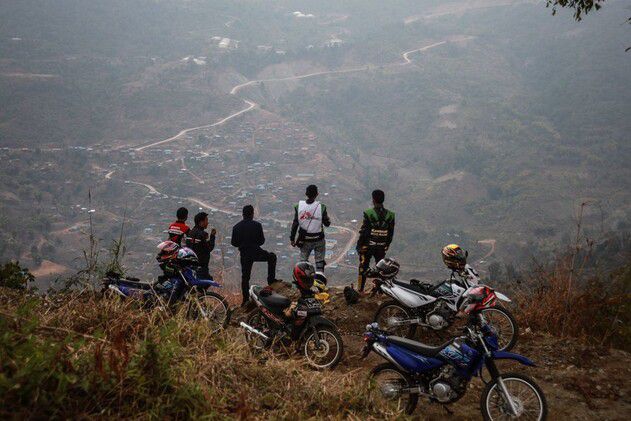 2019년 2월 국경없는의사회 이동진료팀이 미얀마 북서부 나가의 라헤 마을로 향하고 있다.