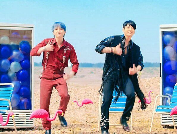 ‘즐겁다’를 표현하는 슈가와 정국. 뮤직비디오 갈무리