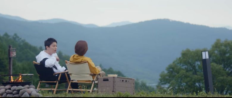 드라마 <슬기로운 의사생활 2>의 주인공 채송화와 이익준이 캠핑을 하는 장면. <슬기로운 의사생활 2> 화면 갈무리.