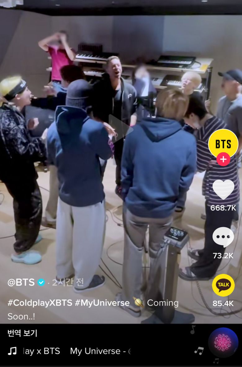 콜드플레이의 크리스 마틴과 방탄소년단이 노래하는 틱톡 영상 갈무리.