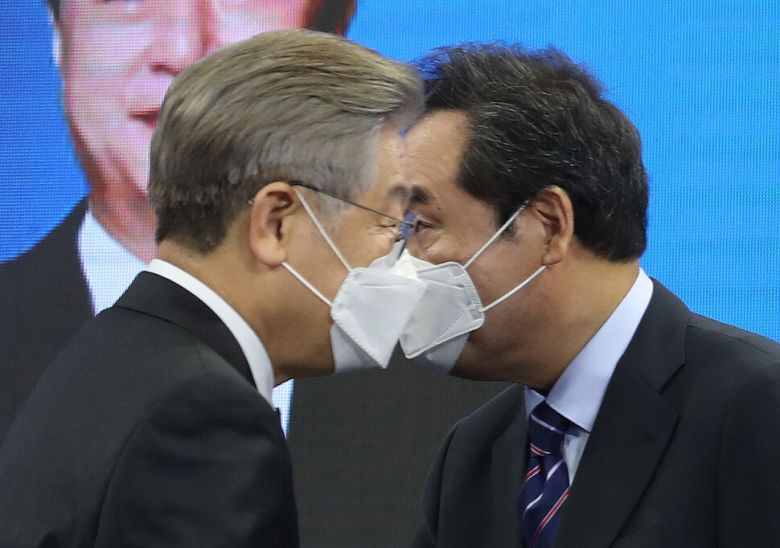 이낙연 전 더불어민주당 대표(오른쪽)와 이재명 경기지사가 지난 26일 전북 완주군 우석대학교 체육관에서 열린 더불어민주당 대선 후보 선출을 위한 전북 합동연설회에서 결과 발표 뒤 지나치고 있다. 완주/강창광 선임기자 chang@hani.co.kr