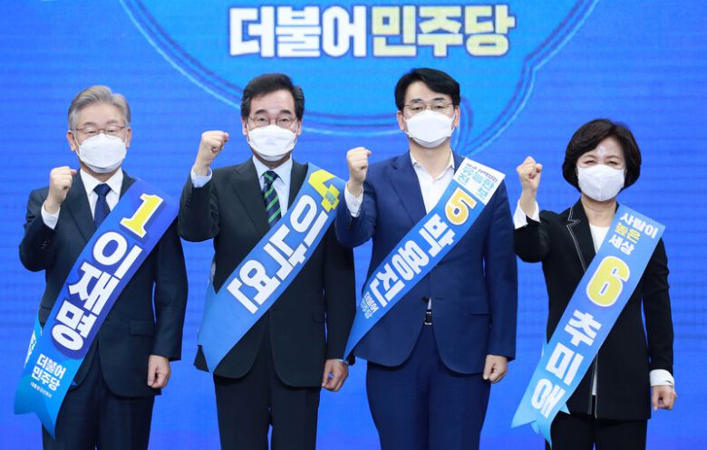 2일 오후 부산항국제전시컨벤션센터(BPEX)에서 열린 더불어민주당 대선 후보 선출을 위한 부산·울산·경남 합동연설회에서 후보자들이 주먹을 쥐어 보이고 있다. 왼쪽부터 이재명, 이낙연, 박용진, 추미애 후보. 연합뉴스