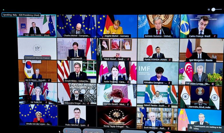 주요 20개국(G20) 정상회의 의장국인 이탈리아 주재로 12일 로마에서 열린 'G20 아프가니스탄 사태 특별회의'에 화상으로 참여한 각국 정상 혹은 외교장관들이 모습이 스크린에 비치고 있다. 이탈리아 외무부 제공