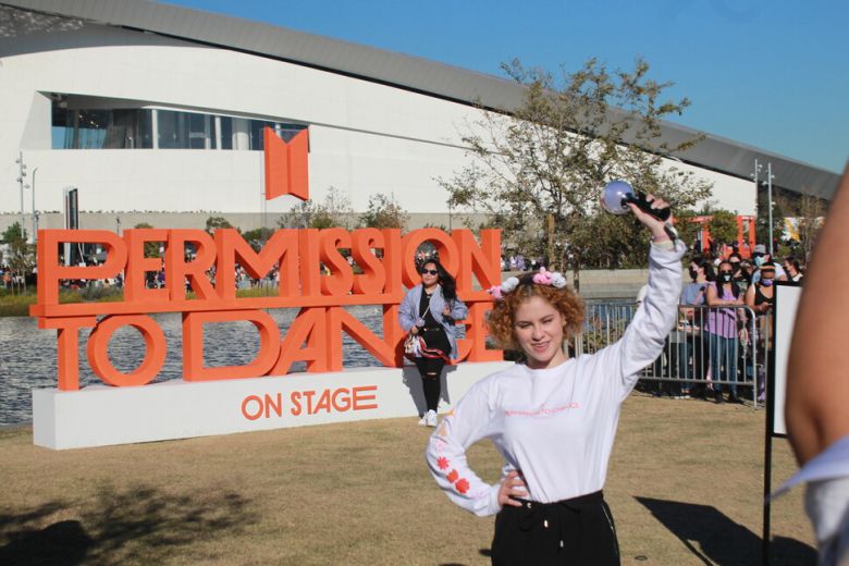 방탄소년단 팬이 공연장 필수품인 응원봉 ‘아미밤’을 들고 기념사진을 찍고 있다. 정혁준 기자