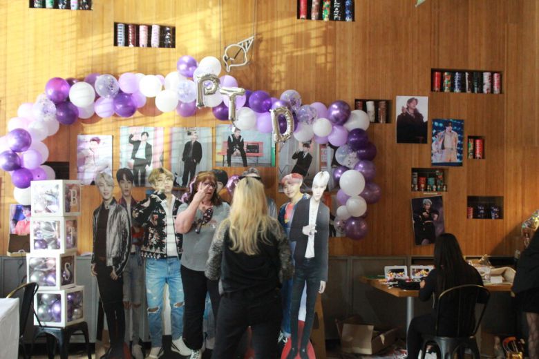 로스앤젤레스 카페 ‘드라곤 보바’를 찾은 방탄소년단 팬들. 정혁준 기자