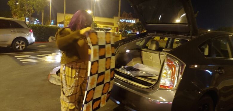 한 아미 팬이 소파이 스타디움에서 열린 굿즈 가게에서 자신이 구입한 굿즈를 차에서 꺼내 보여주고 있다. 정혁준 기자