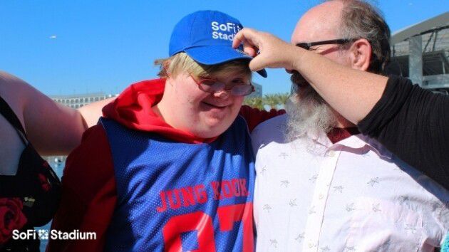 방탄소년단 팬 해리슨 캔실라(왼쪽). 소파이 스타디움 SNS 갈무리