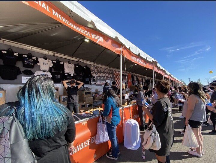 소파이 스타디움 굿즈 가게에서 굿즈를 사고 있는 방탄소년단 팬들. 소파이 스타디움 SNS 갈무리