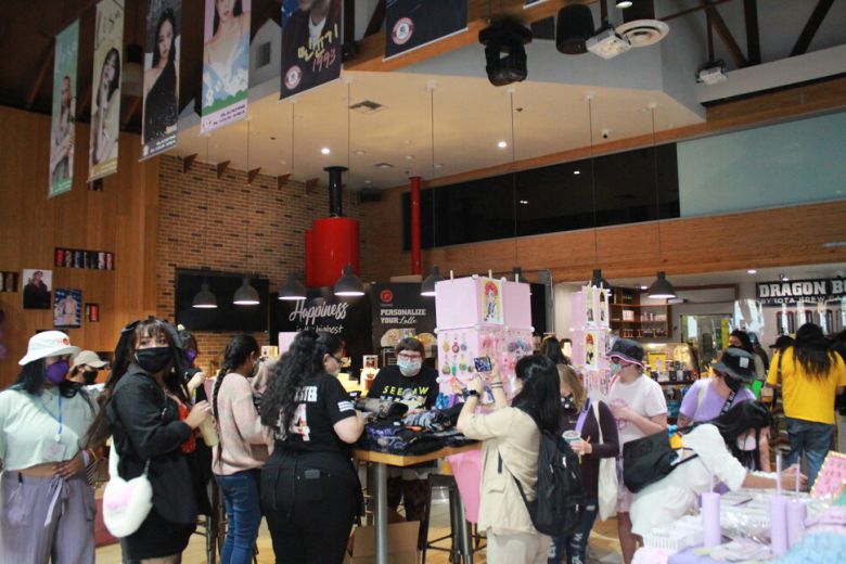 로스앤젤레스 카페 ‘드라곤 보바’를 찾은 방탄소년단 팬들. 정혁준 기자