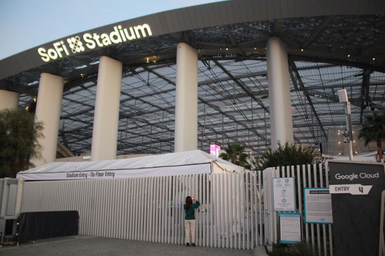 방탄소년단의 공연 리허설이 열리고 있는 소파이 스타디움을 촬영하는 ‘아미’ 팬. 정혁준 기자